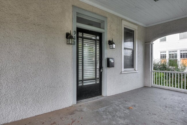 Photo - 933 Russell St