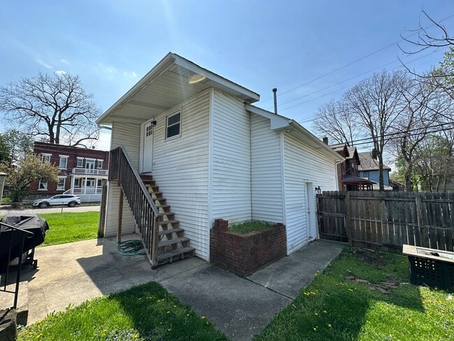 Building Photo - Highland St 1177-1177.5 ONYX Unit 1177.5 (cottage-rear)
