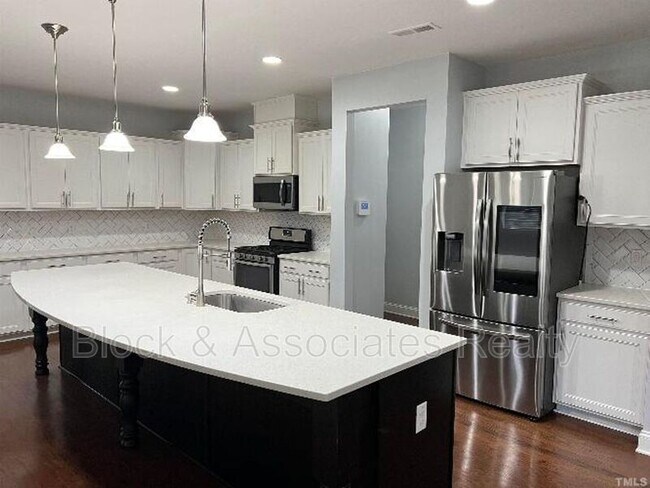 Photo - 121 Red Bark Ct