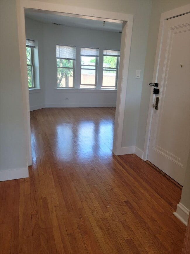 Building Photo - 2 bedroom in Chicago IL 60618 Unit 3 Rental