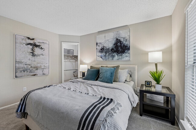 2BR, 2BA - 933SF Model Uint