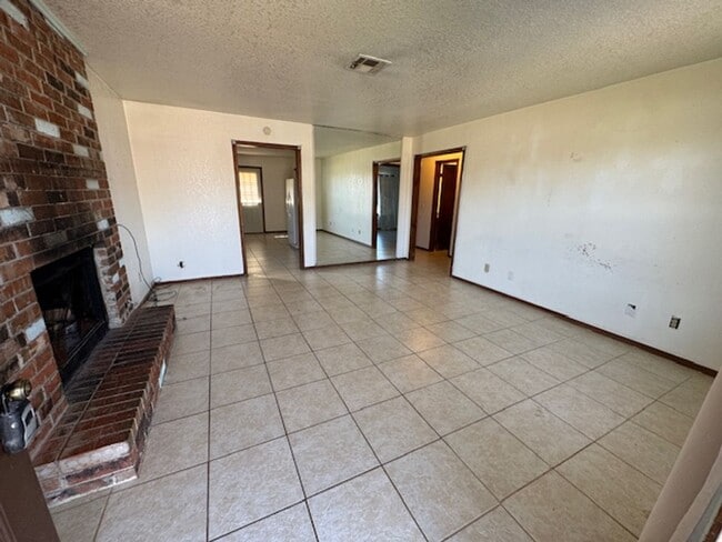Photo - 2 bed one bath duplex in Mustang! Convenie...