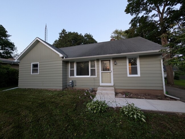Building Photo - 2016 Eastmoreland Ave Rental