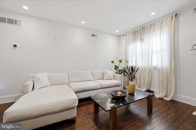 Photo - 1902 E Hagert St