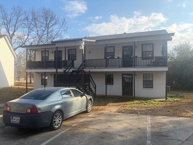 Building Photo - 9 Pinewood Ct Unit 9D