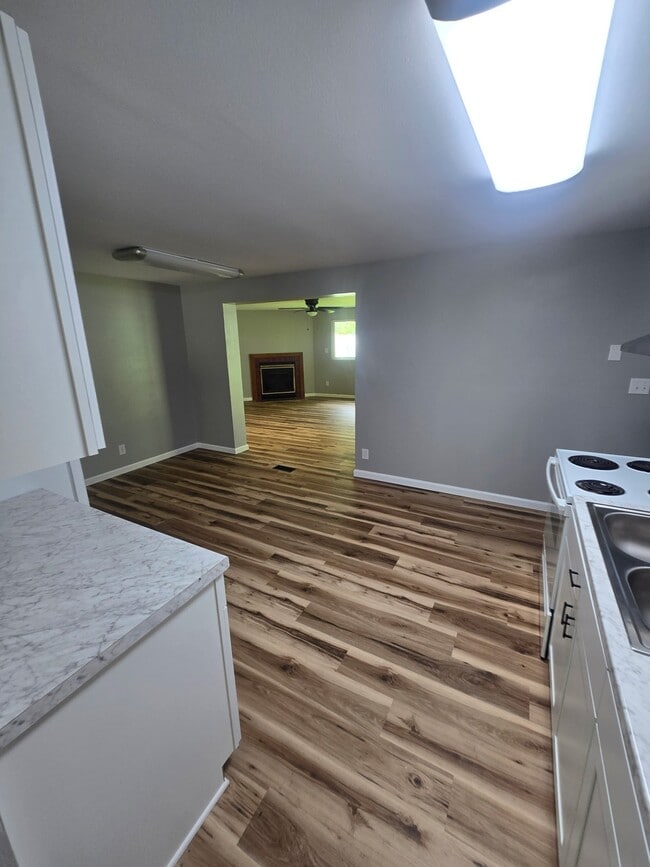 Photo - 5172 Saum St