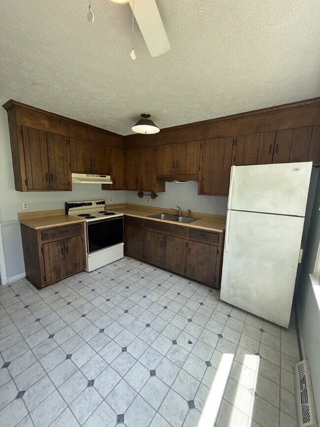 2 Bedroom 1 Bathroom Apartment in Madison Heights with off street parking.