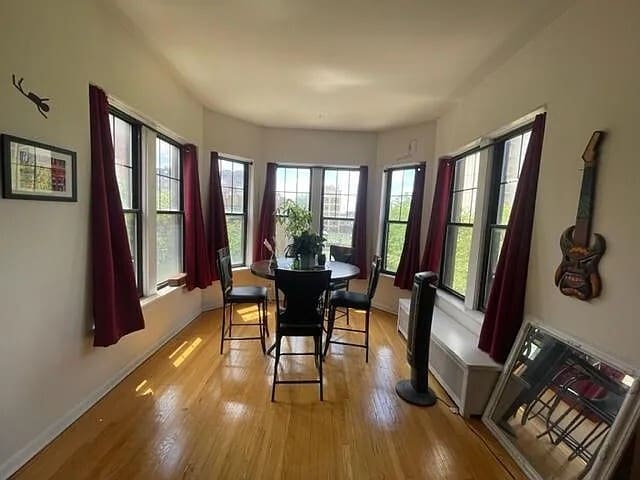 Building Photo - 3933 N Pine Grove Ave Unit 3S Rental