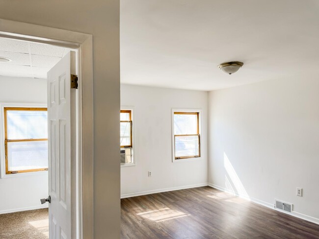 Building Photo - 14 N River St