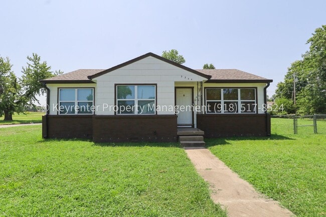 Building Photo - Beautifully Done 3 Bedroom House! Available for Immediate Move in!