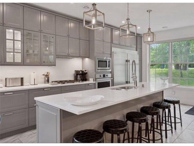 Photo - 1032 Gardner St E