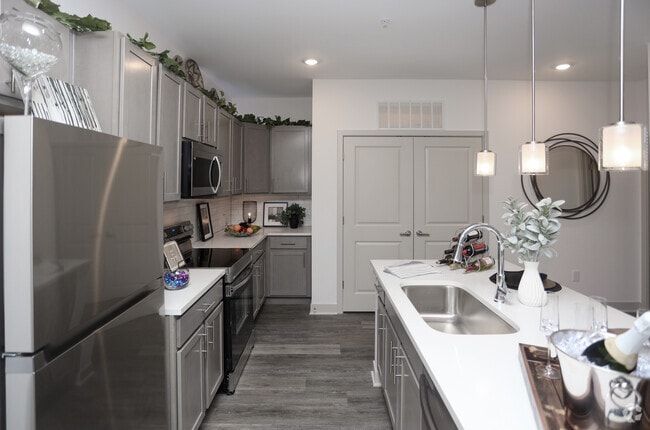 2BR, 2BA - 1001 SF