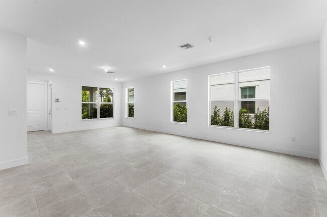 Photo - 888 SW Newfield Ave