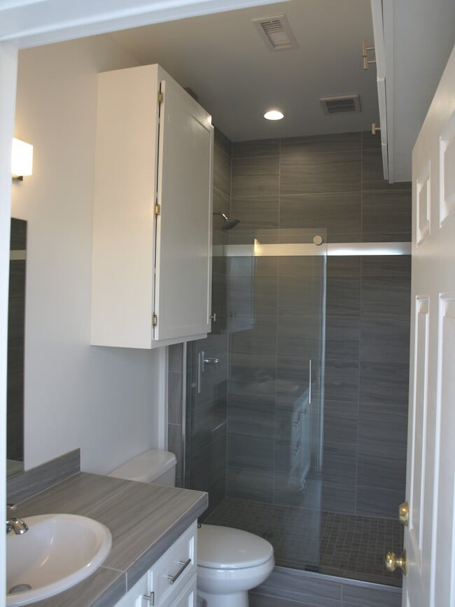 Bathroom - 4242 Montair Ave Unidad A