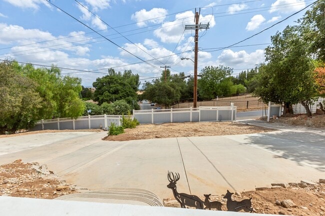 Building Photo - Warm & Inviting West Hills Home with Brigh...
