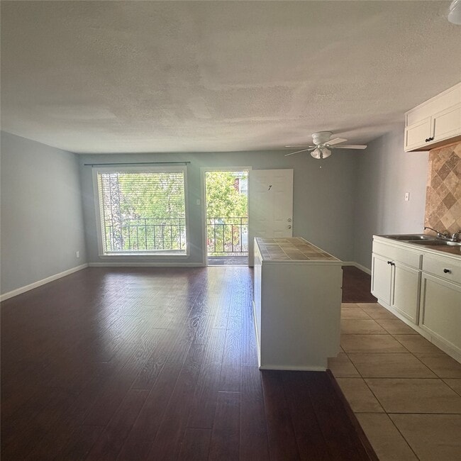 Building Photo - 4624 Bell St Unit 7