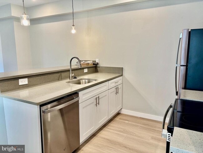 Building Photo - 5356 Cedar Ave Unit 4
