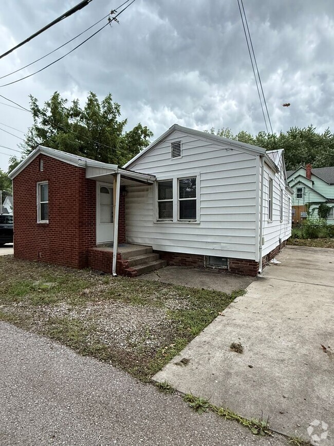 Building Photo - 3 BR/2 BA home on historic west end!