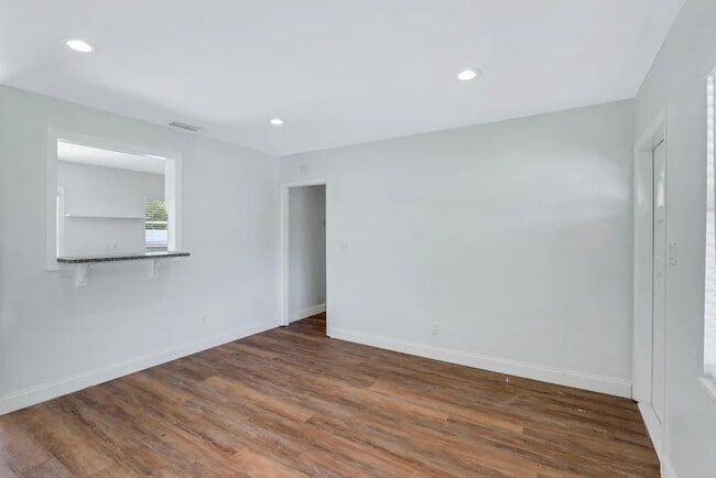 Photo - 56 56th St N