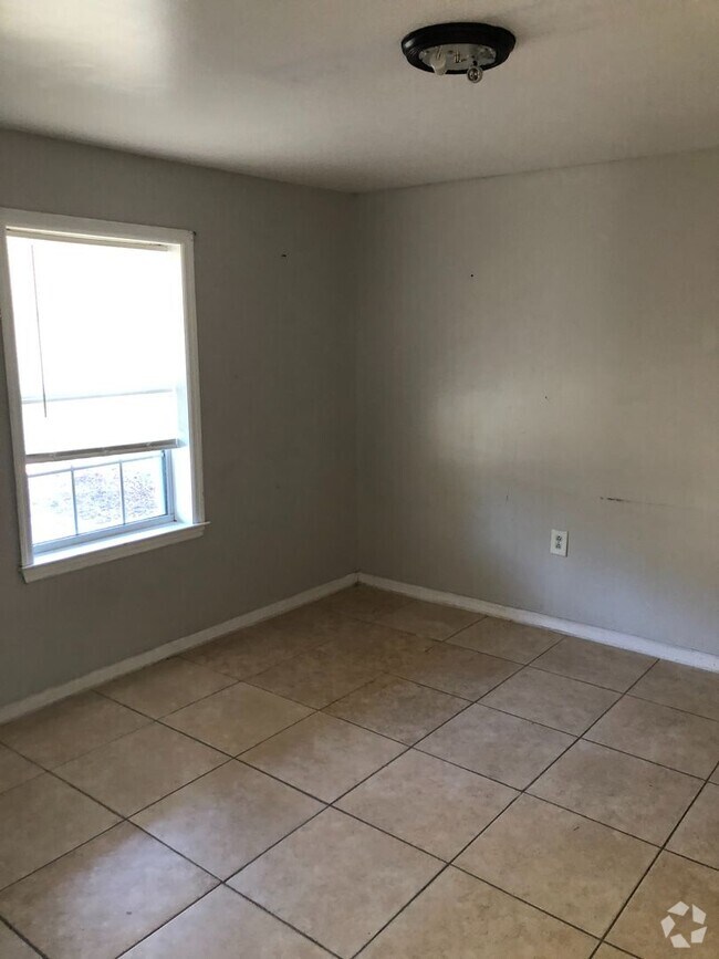 Building Photo - 2 Story Home Offering 3 bedrooms and 1 bath