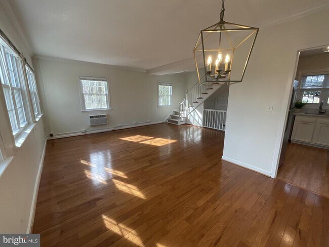 Photo - 1927 N Quaker Ln