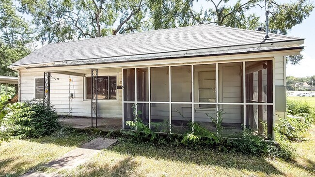 1104 E Main St