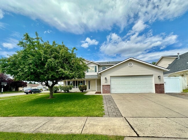 Newly Renovated Expansive Multi story 4 be... - Newly Renovated Expansive Multi story 4 be... House