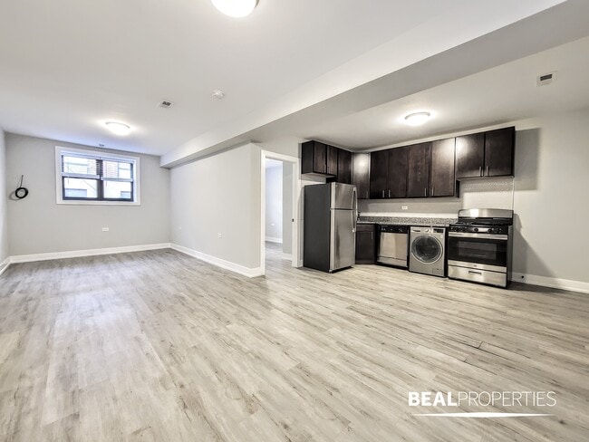 Building Photo - 819 W Waveland Ave Unit 2 bed Rental