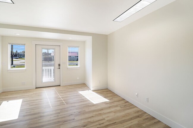 Photo - 3 Bed 2 Bath - Excellent Condition - WSG Included - Pet Friendly - Island Hospital