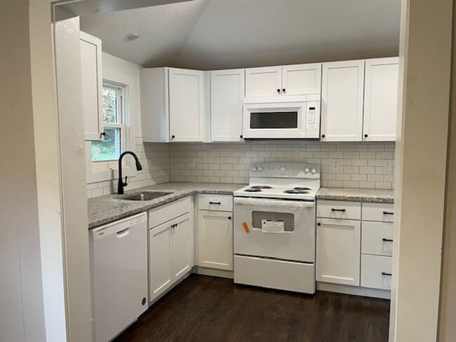 Photo - 2bd/1ba Bungalow Available Now!! Half off ...