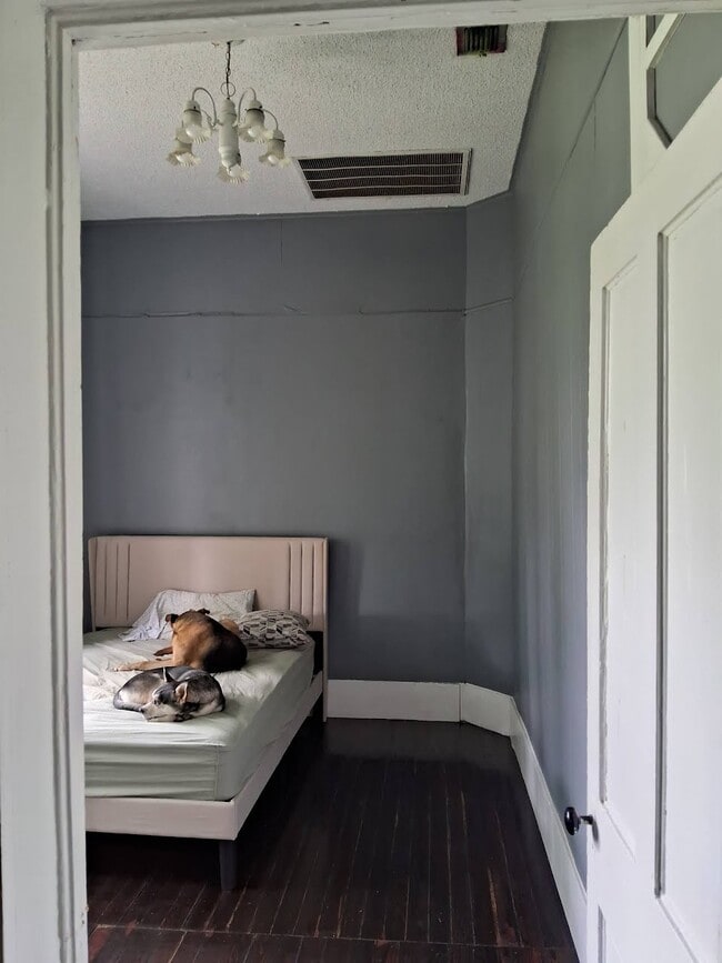 Building Photo - 704 S Anglin St Unit 1 Bedroom 1 Bath