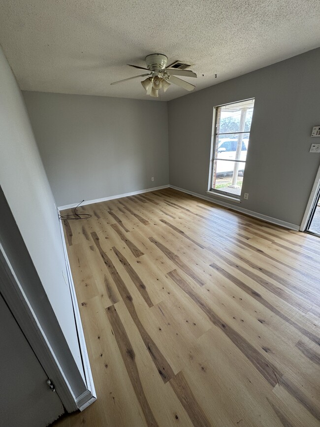 Photo - 425 Mulligan Dr