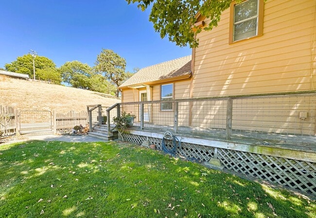 Photo - 402 Ormsby Ln