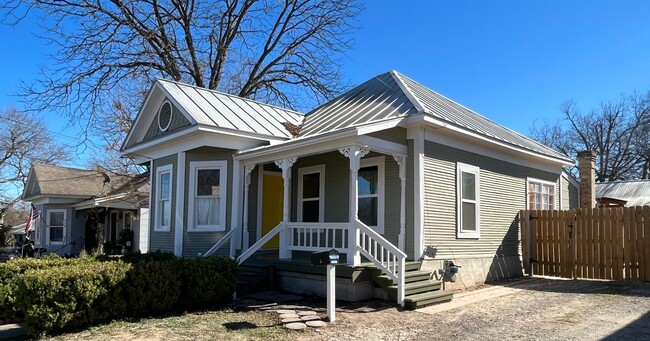 Building Photo - 222 E Theo Ave