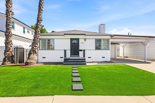 Photo - Beautiful modern 3 Bed + 2 Bath House + Den/Office & Backyard