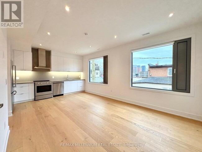 Photo - 155 Dovercourt Rd