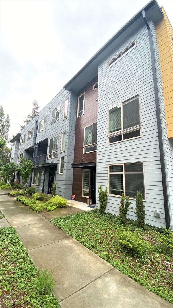 Building Photo - Modern 4BR Townhome in Prime Bellevue | AC | Bellevue Schools | Minutes to Microsoft