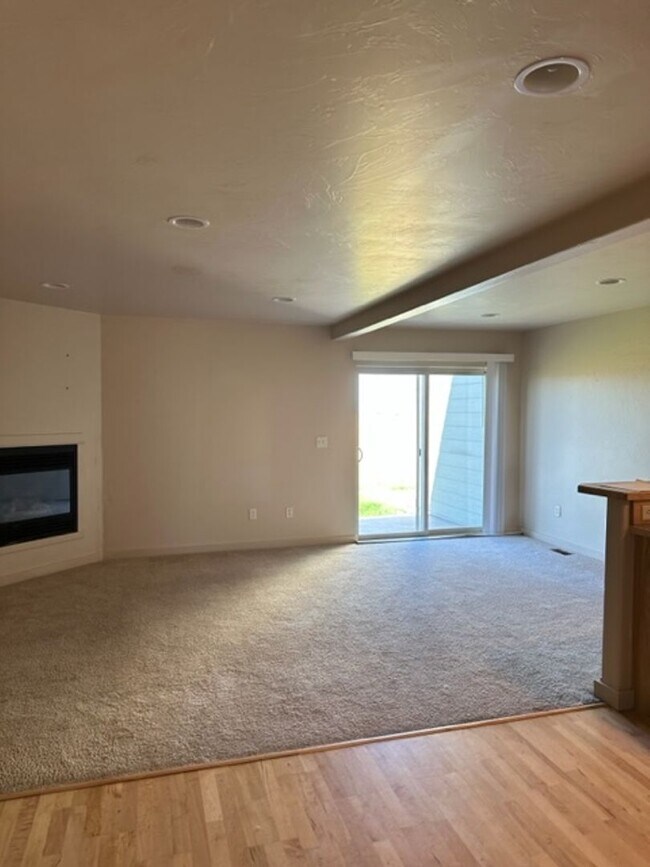 Photo - 923 Saxon Way Unit B