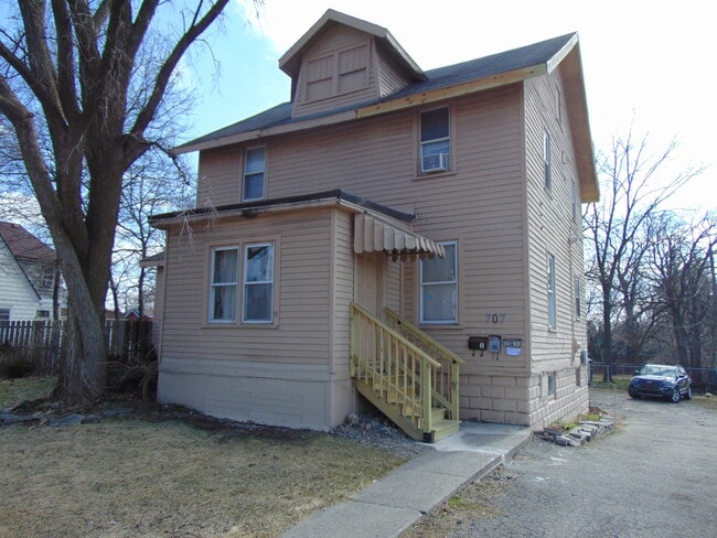 Building Photo - 707 W Huron St Unit 2