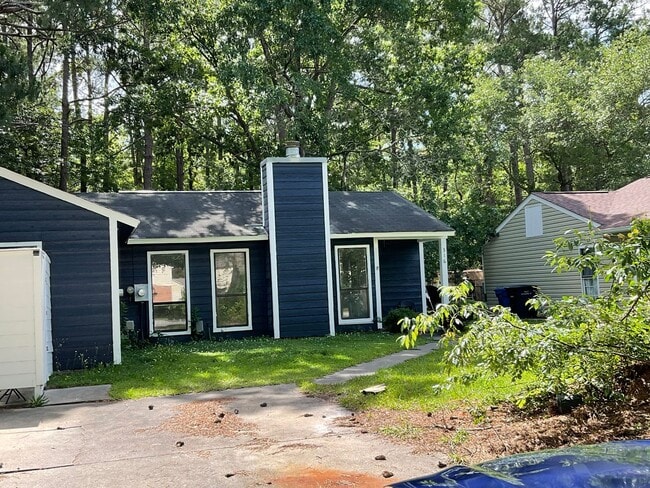 Building Photo - Lovely duplex close to base, shopping and area dining. Large open backyard great for cookouts. Fe...