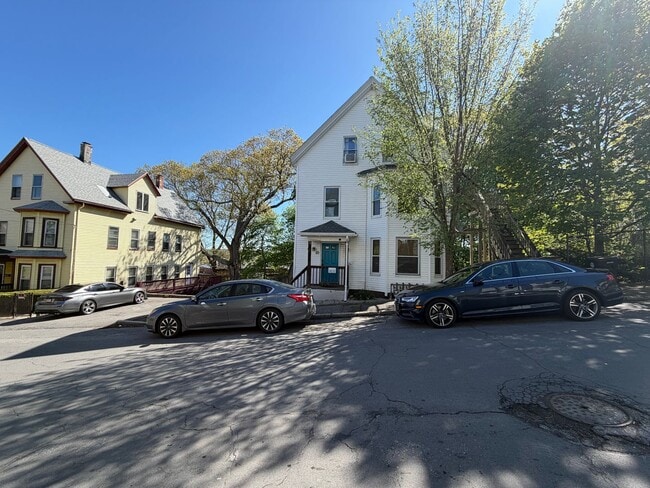 Building Photo - 93 Bellevue Ave Unit 3
