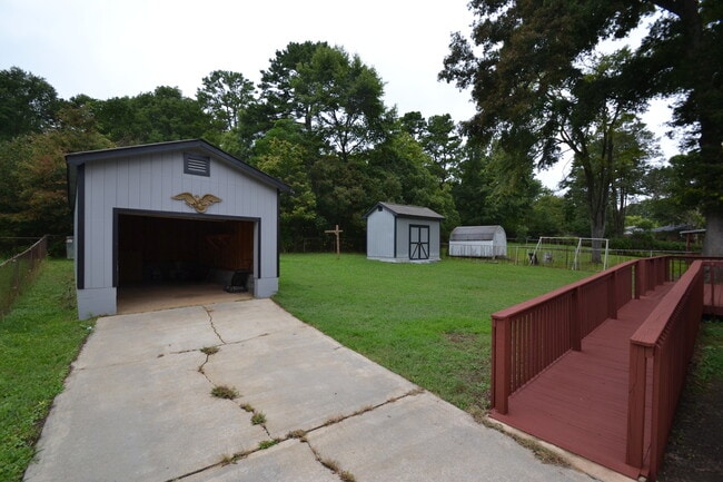 Photo - Ranch 3 bed 2bath Garage Fenced back yard ...