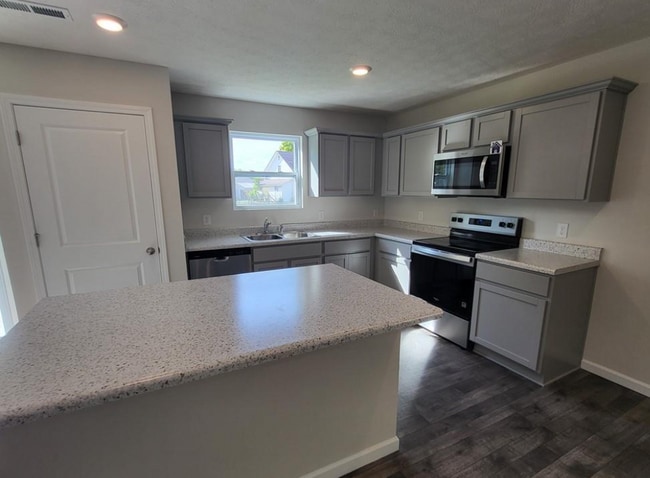 Photo - 987 N South St