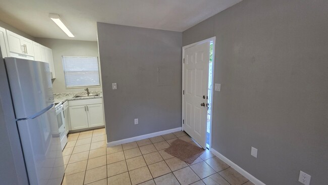 Photo - Studio garage apartment