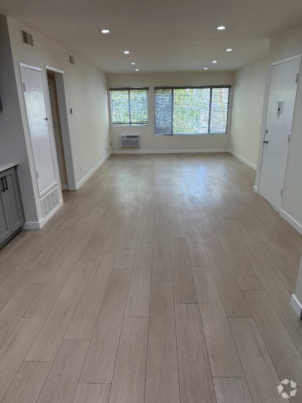 Building Photo - 711 Westmount Dr Unit 205 Rental