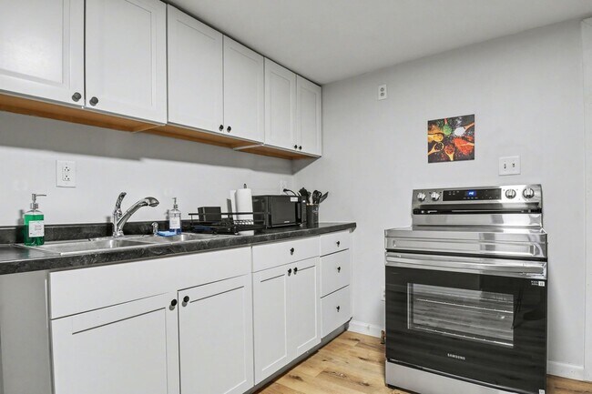 Photo - 711 Napier St