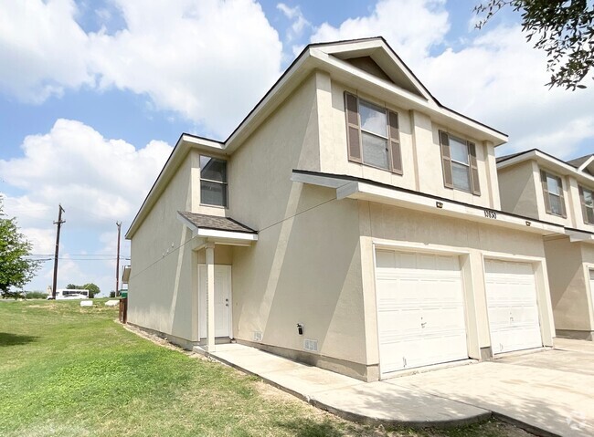 Building Photo - Lovely 2-story | 3-bedroom | 2.5-bath town... Rental