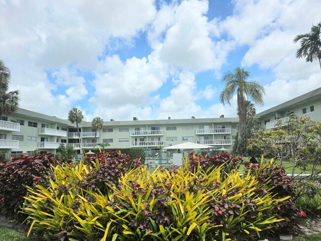 Building Photo - 4200 NW 3rd Ct Unit Apt 313
