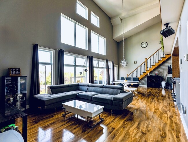 Building Photo - 260 Boul D'europe Unit Condo luxueux (6 1/2) Luxury Condo