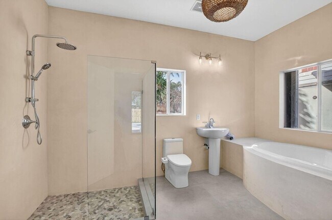 Photo - 467 NE 31st St